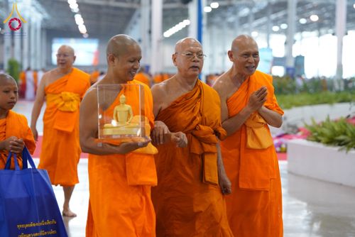 ภาพ No.60162:พิธีเจริญพระพุทธมนต์ "ฉลองอายุวัฒนมงคล 80 ปี หลวงพ่อธัมมชโย" พิธีถวายไทยธรรม คณะสงฆ์ 10,000 กว่าวัดทั่วประเทศ ในวันคุ้มครองโลก วันจันทร์ที่ 22 เมษายน พ.ศ. 2567 ณ สภาธรรมกายสากล วัดพระธรรมกาย จ.ปทุมธานี