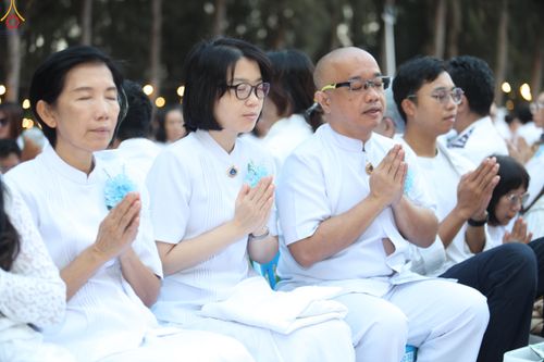 ภาพ No.289243:วันที่ 7 มกราคม พ.ศ. 2569 พิธีตักบาตรพระธรรมยาตรา ณ อนุสรณ์สถานลำดับที่ 1 สถานที่เกิดด้วยรูปกายเนื้อ อนุสรณ์สถานมหาวิหารพระมงคลเทพมุนี (โลตัสแลนด์) อ.สองพี่น้อง จ.สุพรรณบุรี ในโครงการธรรมยาตรา กตัญญูบูชา มหาปูชนียาจารย์ พระมงคลเทพมุนี(สด จนฺทสโร) พระผู้ป