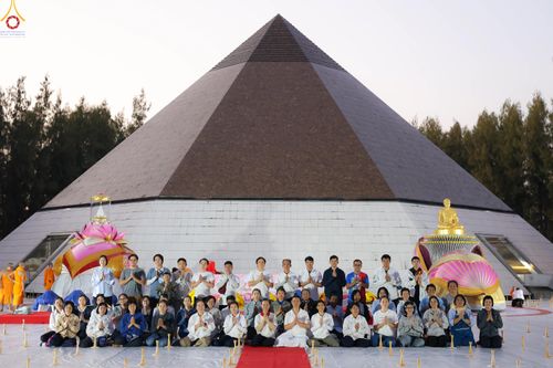 ภาพ No.300499:ภาพเบื้องหลังอาสาสมัครรวมใจ ชุดที่ 3 ในโครงการธรรมยาตรา กตัญญูบูชา มหาปูชนียาจารย์ พระมงคลเทพมุนี(สด จนฺทสโร) พระผู้ปราบมาร อนุสรณ์สถาน 7 แห่ง ปีที่ 14