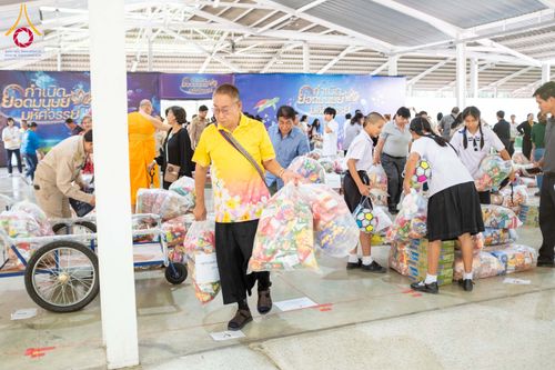 ภาพ No.291101:วันจันทร์ที่ 5 มกราคม พ.ศ. 2569  วัดพระธรรมกาย มูลนิธิธรรมกาย  จัดพิธีมอบของขวัญสนับสนุนการจัดกิจกรรมงานวันเด็กแห่งชาติ ประจำปี พ.ศ. 2569 ให้แก่องค์กรภาคีเครือข่ายกว่า 200 องค์กร ณ วัดพระธรรมกาย อ.คลองหลวง จ.ปทุมธานี