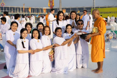 ภาพ No.279926:วันที่ 1 มกราคม พ.ศ.2569 พิธีตักบาตรในวันขึ้นปีใหม่ ณ ลานธรรม วัดพระธรรมกาย