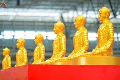 ภาพ No.78968:พิธีวางแผ่นจารึกชื่อ และพิธีวางพวงมาลัยสักการะพระบรมพุทธเจ้า ณ สภาธรรมกายสากล วัดพระธรรมกาย วันที่ 2 เมษายน พ.ศ. 2566