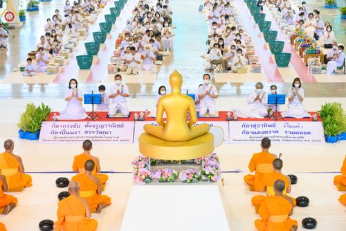 ภาพ No.80271:พิธีตักบาตรฉลองพระใหม่ ในโครงการบรรพชาอุปสมบทหมู่วันคุ้มครองโลก ณ สภาธรรมกายสากล วัดพระธรรมกาย วันอาทิตย์ที่ 16 เมษายน พ.ศ.2566