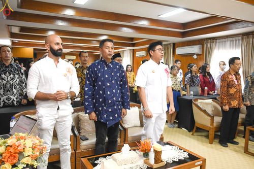 ภาพ No.82182:พิธีมอบรางวัลเกียรติยศและ การลงนามข้อตกลงความร่วมมือ (MOU)  โครงการสอบแข่งขัน  สอบตอบปัญหามงคลชีวิต 38 ประการ  ระหว่างประเทศ ในวันเสาร์ที่ 3 มิ.ย. พ.ศ.2566 ณ ห้องประชุม อวัทธนะ มหาเจดีย์บุโรพุทโธ ประเทศอินโดนีเซีย