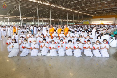 ภาพ No.76809:พิธีตักบาตรข้าวสารอาหารแห้ง  ณ บ้านแก้วเรือนทองคุณยายฯ สภาธรรมกายสากล  วัดพระธรรมกาย จ.ปทุมธานี  ในวันอาทิตย์ต้นเดือนที่ 6 มีนาคม พ.ศ. 2566
