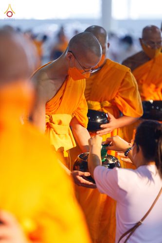 ภาพ No.76802:พิธีตักบาตรข้าวสารอาหารแห้ง  ณ บ้านแก้วเรือนทองคุณยายฯ สภาธรรมกายสากล  วัดพระธรรมกาย จ.ปทุมธานี  ในวันอาทิตย์ต้นเดือนที่ 6 มีนาคม พ.ศ. 2566