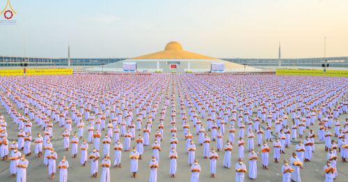 ภาพ No.79800:พิธีเวียนประทักษิณ ณ พระมหาธรรมกายเจดีย์ และพิธีวันทาเจดีย์ ในโครงการบรรพชาสามเณรฟื้นฟูพระพุทธศาสนาทั่วไทย วันเสาร์ที่ 8 เมษายน พ.ศ.2566