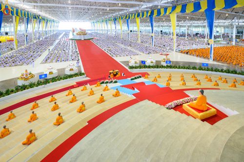 ภาพ No.83008:พิธีตักบาตร ณ บ้านแก้วเรือนทองคุณยายอาจารย์ฯ พิธีบูชาข้าวพระ ณ สภาธรรมกายสากล วัดพระธรรมกาย ในวันอาทิตย์ต้นเดือนที่ 2 ก.ค. พ.ศ.2566