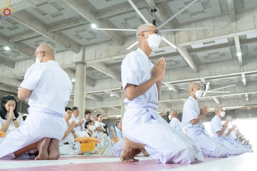 ภาพ No.84143:พิธีเวียนประทักษิณ พิธีวันทาเจดีย์ พิธีขอขมา และมอบผ้าไตร  ในโครงการบรรพชาอุปสมบทหมู่ธรรมทายาทรุ่นเข้าพรรษา และโครงการบรรพชาสามเณรโรงเรียนนานาชาติ รุ่นที่12 ในวันเสาร์ที่ 22 กรกฎาคม พ.ศ. 2566