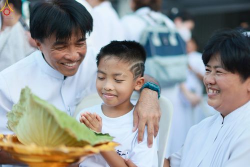 ภาพ No.78485:พิธีตัดปอยผม โครงการหน่อแก้วเปรียญธรรมรุ่นที่ 11  วันที่ 26 มีนาคม พ.ศ.2566  ณ หมู่กุฏิสามเณร อาคารค่ายจองแชมป์ วัดพระธรรมกาย