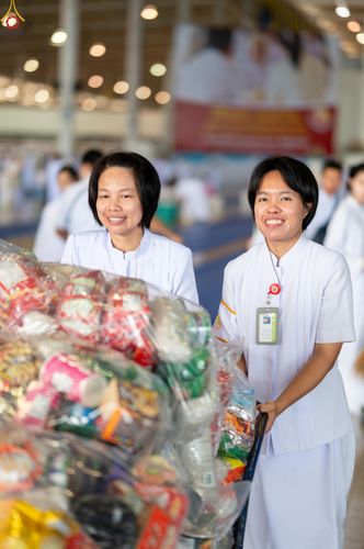 ภาพ No.318275:วันอาทิตย์ต้นเดือนที่ 5 เมษายน พ.ศ.2569 พิธีตักบาตร ณ บ้านแก้วเรือนทองคุณยายอาจารย์ฯ วัดพระธรรมกาย