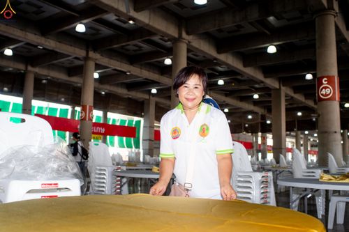 ภาพ No.322314:วันที่ 15 เมษายน พ.ศ.2569 การเตรียมงาน เช็ดโต๊ะ เก้าอี้ ปูผ้าโต๊ะฉัน เพื่องานถวายมหาสังฆทาน 40,000 กว่าวัดทั่วประเทศ วันคุ้มครองโลก 22 เมษายน พ.ศ.2569 วัดพระธรรมกาย