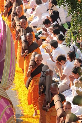 ภาพ No.15722:ประมวลภาพพิธีอัญเชิญรูปหล่อทองคำพระมงคลเทพมุนี (สด จนฺทสโร) ประดิษฐาน ณ วัดโบสถ์บน