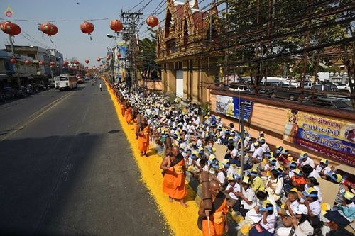 ภาพ No.15727:ประมวลภาพพิธีอัญเชิญรูปหล่อทองคำพระมงคลเทพมุนี (สด จนฺทสโร) ประดิษฐาน ณ วัดโบสถ์บน