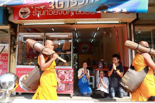 ภาพ No.15730:ประมวลภาพพิธีอัญเชิญรูปหล่อทองคำพระมงคลเทพมุนี (สด จนฺทสโร) ประดิษฐาน ณ วัดโบสถ์บน