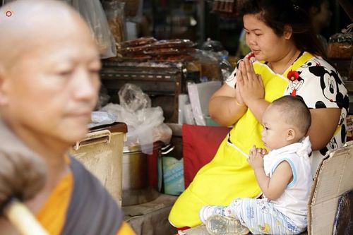 ภาพ No.15733:ประมวลภาพพิธีอัญเชิญรูปหล่อทองคำพระมงคลเทพมุนี (สด จนฺทสโร) ประดิษฐาน ณ วัดโบสถ์บน