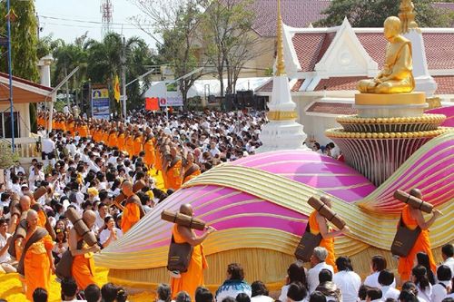ภาพ No.15736:ประมวลภาพพิธีอัญเชิญรูปหล่อทองคำพระมงคลเทพมุนี (สด จนฺทสโร) ประดิษฐาน ณ วัดโบสถ์บน