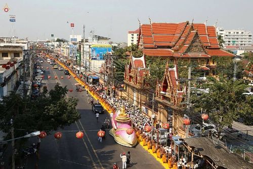 ภาพ No.15743:ประมวลภาพพิธีอัญเชิญรูปหล่อทองคำพระมงคลเทพมุนี (สด จนฺทสโร) ประดิษฐาน ณ วัดโบสถ์บน