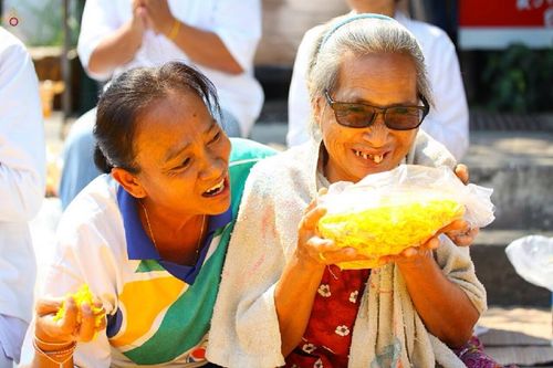ภาพ No.15746:ประมวลภาพพิธีอัญเชิญรูปหล่อทองคำพระมงคลเทพมุนี (สด จนฺทสโร) ประดิษฐาน ณ วัดโบสถ์บน