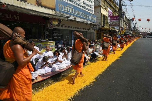 ภาพ No.15747:ประมวลภาพพิธีอัญเชิญรูปหล่อทองคำพระมงคลเทพมุนี (สด จนฺทสโร) ประดิษฐาน ณ วัดโบสถ์บน