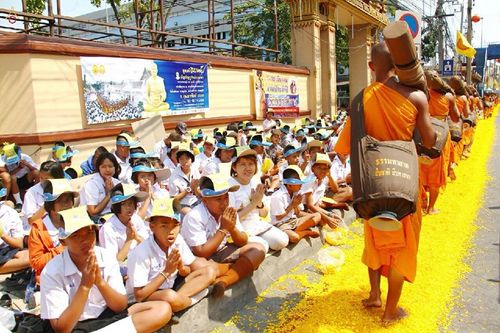 ภาพ No.15749:ประมวลภาพพิธีอัญเชิญรูปหล่อทองคำพระมงคลเทพมุนี (สด จนฺทสโร) ประดิษฐาน ณ วัดโบสถ์บน