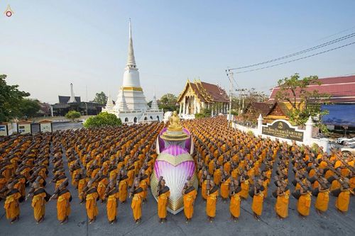 ภาพ No.15751:ประมวลภาพพิธีอัญเชิญรูปหล่อทองคำพระมงคลเทพมุนี (สด จนฺทสโร) ประดิษฐาน ณ วัดโบสถ์บน