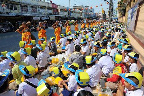 ภาพ No.15585:ประมวลภาพพิธีอัญเชิญรูปหล่อทองคำพระมงคลเทพมุนี (สด จนฺทสโร) ประดิษฐาน ณ วัดโบสถ์บน