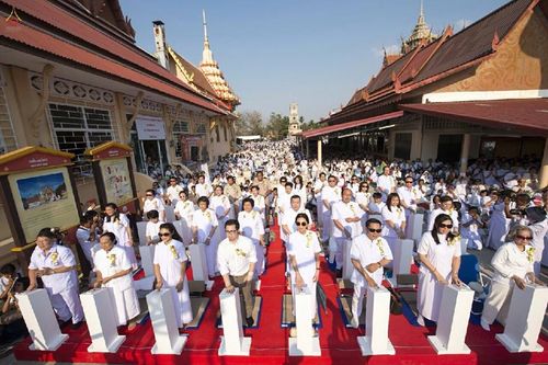 ภาพ No.15587:ประมวลภาพพิธีอัญเชิญรูปหล่อทองคำพระมงคลเทพมุนี (สด จนฺทสโร) ประดิษฐาน ณ วัดโบสถ์บน