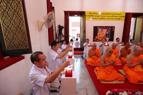 ภาพ No.15588:ประมวลภาพพิธีอัญเชิญรูปหล่อทองคำพระมงคลเทพมุนี (สด จนฺทสโร) ประดิษฐาน ณ วัดโบสถ์บน