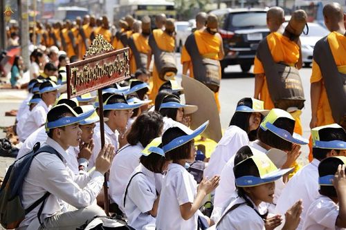 ภาพ No.15589:ประมวลภาพพิธีอัญเชิญรูปหล่อทองคำพระมงคลเทพมุนี (สด จนฺทสโร) ประดิษฐาน ณ วัดโบสถ์บน