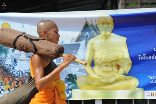 ภาพ No.15592:ประมวลภาพพิธีอัญเชิญรูปหล่อทองคำพระมงคลเทพมุนี (สด จนฺทสโร) ประดิษฐาน ณ วัดโบสถ์บน