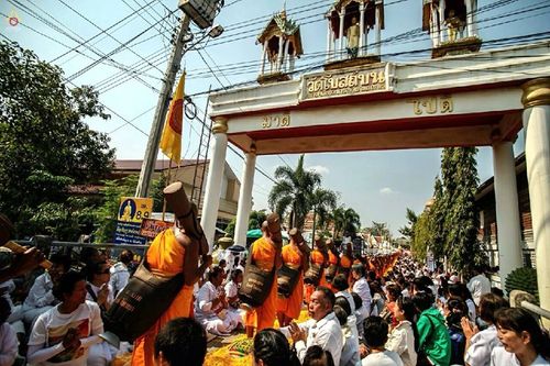 ภาพ No.15597:ประมวลภาพพิธีอัญเชิญรูปหล่อทองคำพระมงคลเทพมุนี (สด จนฺทสโร) ประดิษฐาน ณ วัดโบสถ์บน