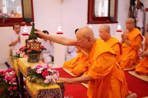 ภาพ No.15601:ประมวลภาพพิธีอัญเชิญรูปหล่อทองคำพระมงคลเทพมุนี (สด จนฺทสโร) ประดิษฐาน ณ วัดโบสถ์บน