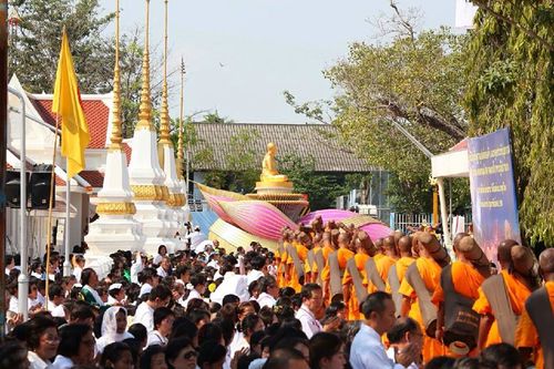 ภาพ No.15605:ประมวลภาพพิธีอัญเชิญรูปหล่อทองคำพระมงคลเทพมุนี (สด จนฺทสโร) ประดิษฐาน ณ วัดโบสถ์บน