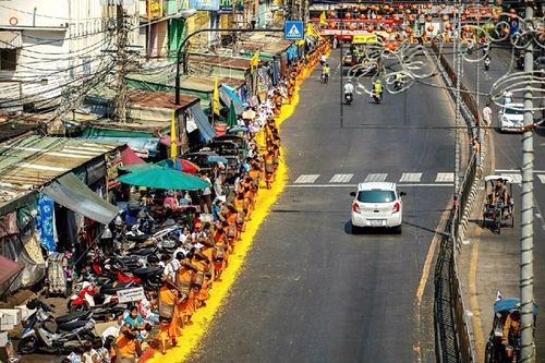 ภาพ No.15608:ประมวลภาพพิธีอัญเชิญรูปหล่อทองคำพระมงคลเทพมุนี (สด จนฺทสโร) ประดิษฐาน ณ วัดโบสถ์บน