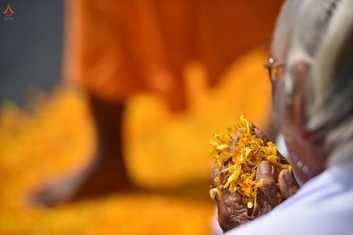 ภาพ No.15616:ประมวลภาพพิธีอัญเชิญรูปหล่อทองคำพระมงคลเทพมุนี (สด จนฺทสโร) ประดิษฐาน ณ วัดโบสถ์บน