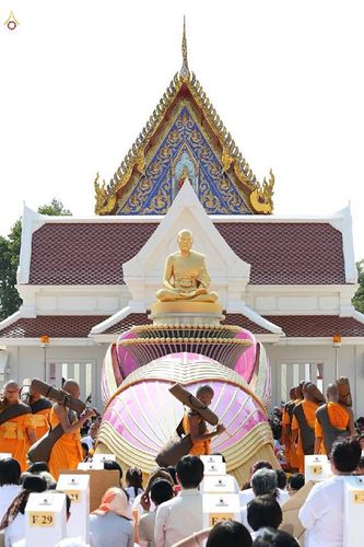 ภาพ No.15619:ประมวลภาพพิธีอัญเชิญรูปหล่อทองคำพระมงคลเทพมุนี (สด จนฺทสโร) ประดิษฐาน ณ วัดโบสถ์บน