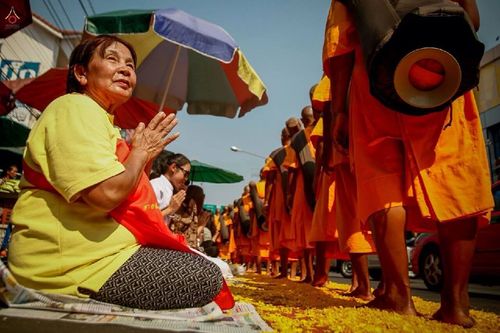 ภาพ No.15632:ประมวลภาพพิธีอัญเชิญรูปหล่อทองคำพระมงคลเทพมุนี (สด จนฺทสโร) ประดิษฐาน ณ วัดโบสถ์บน