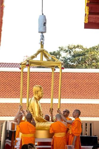 ภาพ No.15636:ประมวลภาพพิธีอัญเชิญรูปหล่อทองคำพระมงคลเทพมุนี (สด จนฺทสโร) ประดิษฐาน ณ วัดโบสถ์บน