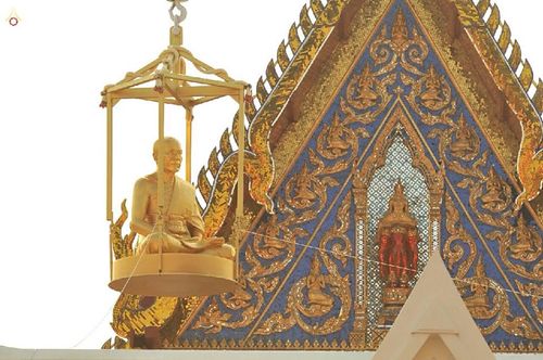 ภาพ No.15637:ประมวลภาพพิธีอัญเชิญรูปหล่อทองคำพระมงคลเทพมุนี (สด จนฺทสโร) ประดิษฐาน ณ วัดโบสถ์บน