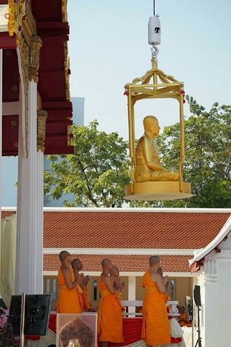 ภาพ No.15638:ประมวลภาพพิธีอัญเชิญรูปหล่อทองคำพระมงคลเทพมุนี (สด จนฺทสโร) ประดิษฐาน ณ วัดโบสถ์บน