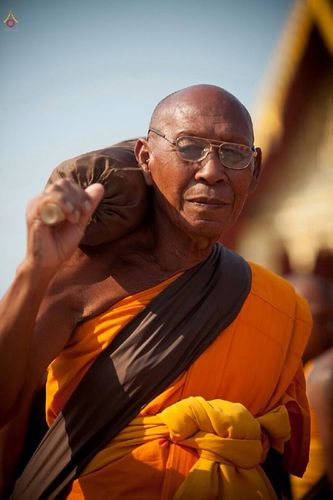 ภาพ No.15639:ประมวลภาพพิธีอัญเชิญรูปหล่อทองคำพระมงคลเทพมุนี (สด จนฺทสโร) ประดิษฐาน ณ วัดโบสถ์บน