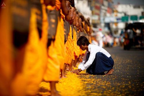 ภาพ No.15640:ประมวลภาพพิธีอัญเชิญรูปหล่อทองคำพระมงคลเทพมุนี (สด จนฺทสโร) ประดิษฐาน ณ วัดโบสถ์บน