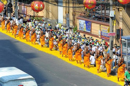 ภาพ No.15645:ประมวลภาพพิธีอัญเชิญรูปหล่อทองคำพระมงคลเทพมุนี (สด จนฺทสโร) ประดิษฐาน ณ วัดโบสถ์บน