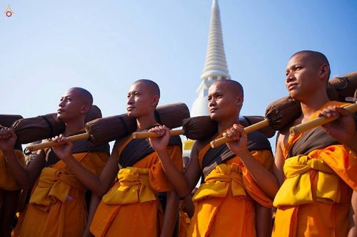 ภาพ No.15651:ประมวลภาพพิธีอัญเชิญรูปหล่อทองคำพระมงคลเทพมุนี (สด จนฺทสโร) ประดิษฐาน ณ วัดโบสถ์บน