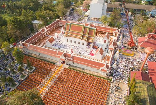 ภาพ No.15653:ประมวลภาพพิธีอัญเชิญรูปหล่อทองคำพระมงคลเทพมุนี (สด จนฺทสโร) ประดิษฐาน ณ วัดโบสถ์บน