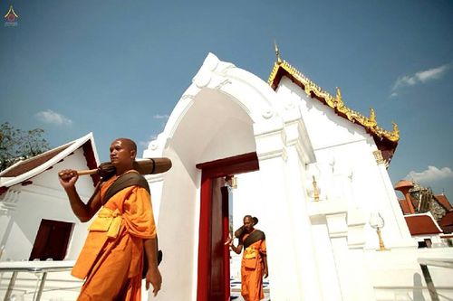 ภาพ No.15654:ประมวลภาพพิธีอัญเชิญรูปหล่อทองคำพระมงคลเทพมุนี (สด จนฺทสโร) ประดิษฐาน ณ วัดโบสถ์บน