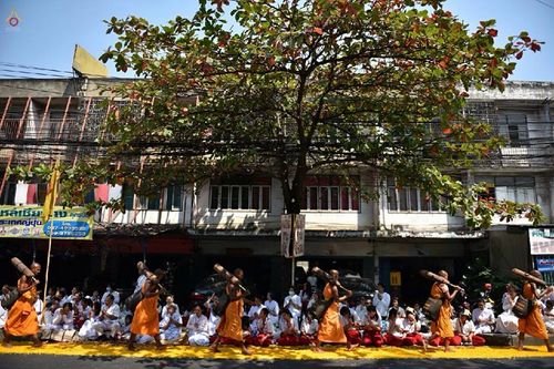 ภาพ No.15663:ประมวลภาพพิธีอัญเชิญรูปหล่อทองคำพระมงคลเทพมุนี (สด จนฺทสโร) ประดิษฐาน ณ วัดโบสถ์บน