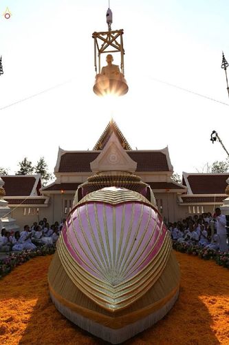 ภาพ No.15664:ประมวลภาพพิธีอัญเชิญรูปหล่อทองคำพระมงคลเทพมุนี (สด จนฺทสโร) ประดิษฐาน ณ วัดโบสถ์บน