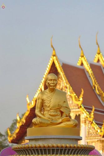 ภาพ No.15671:ประมวลภาพพิธีอัญเชิญรูปหล่อทองคำพระมงคลเทพมุนี (สด จนฺทสโร) ประดิษฐาน ณ วัดโบสถ์บน